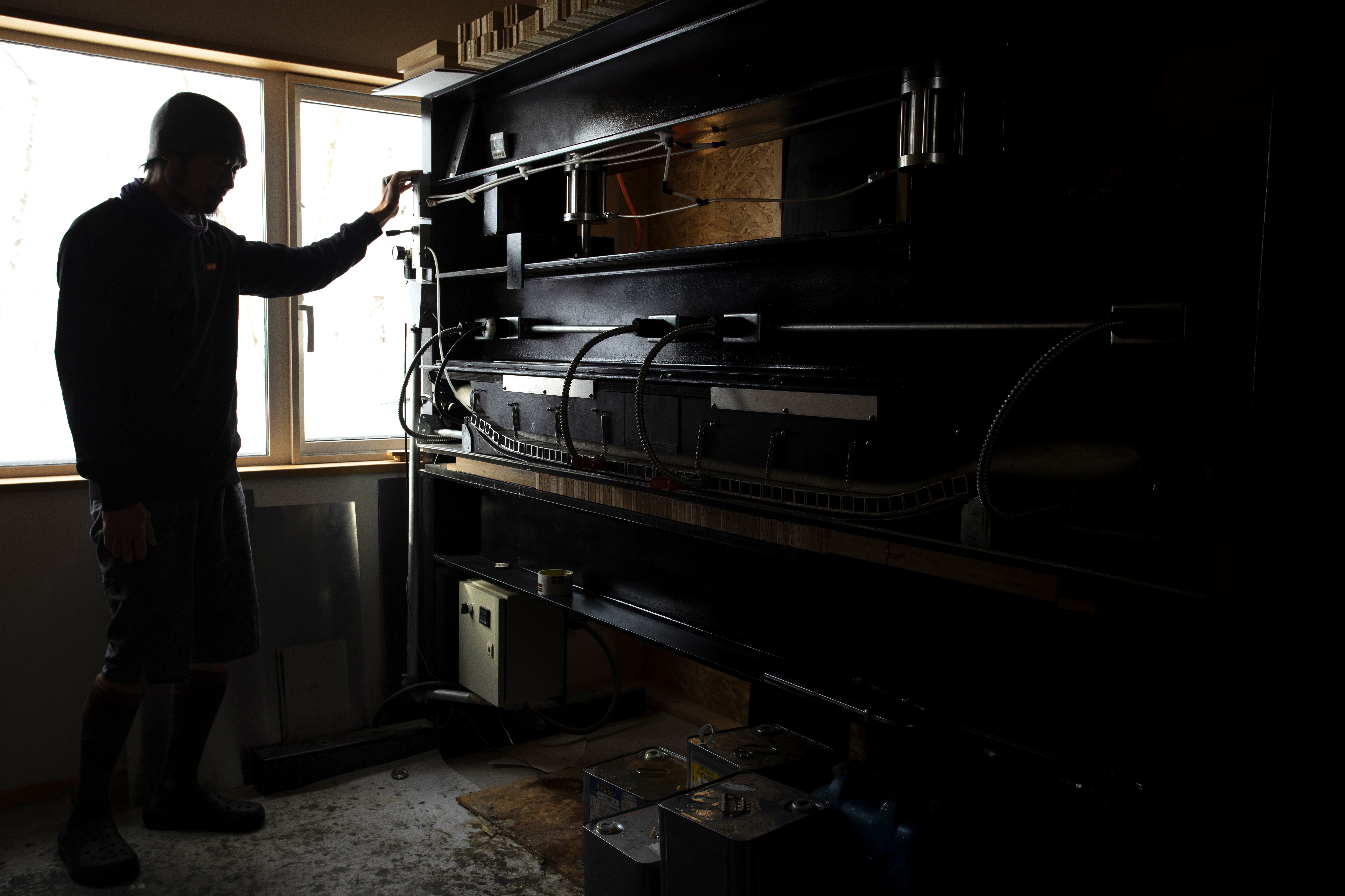 Yamazaki at the board press in the OFSR Kōjō, Niseko