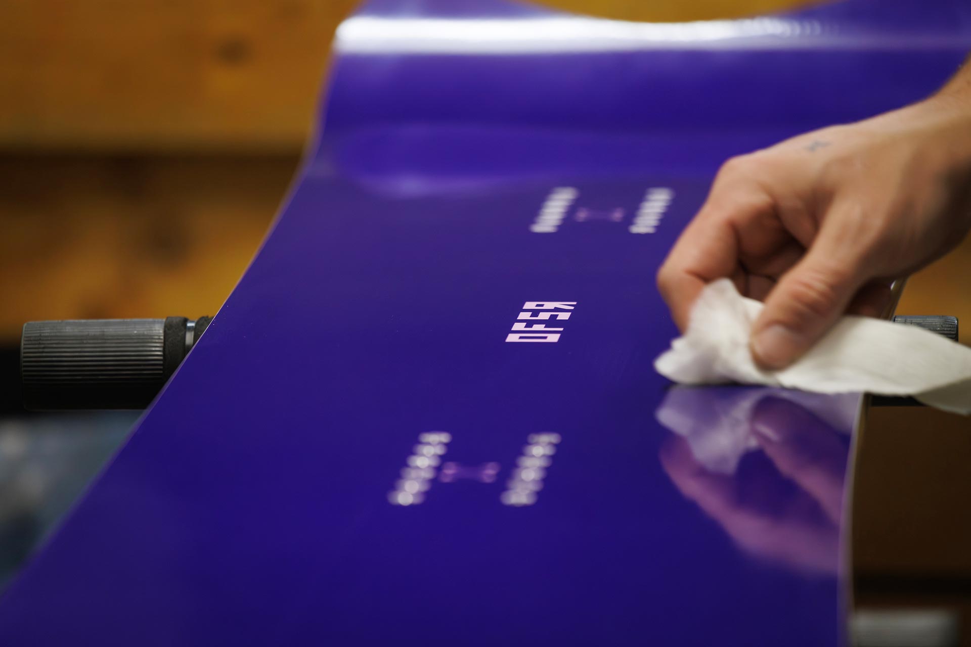 Building an iD board by hand in the OFSR factory, Niseko